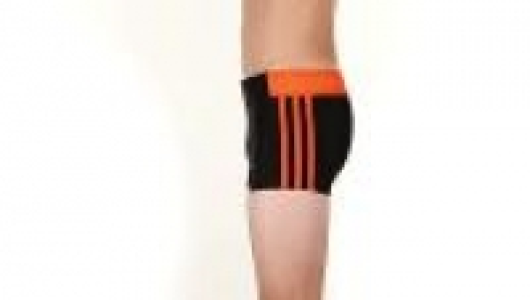 BAÑADOR PARA NIÑO TIPO BOXER CON 3 FRANJAS NEGRO ROJO ADIDAS