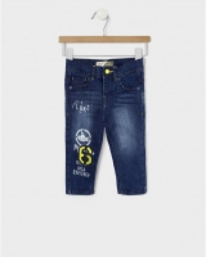 Pantal&oacute;n denim estampado