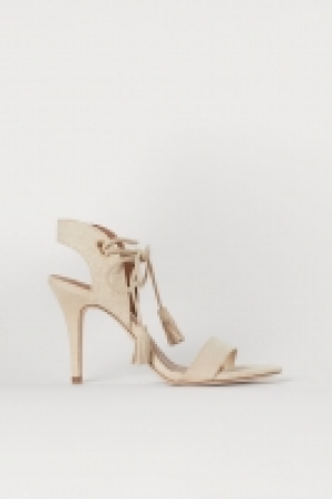  Sandalias con tiras 14.99 €