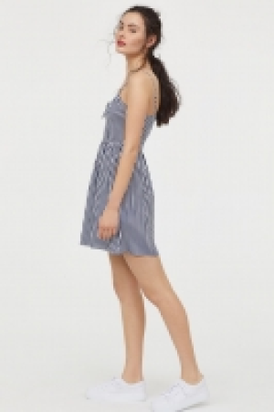  Vestido con nudo decorativo 8.99 €