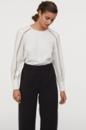  Blusa con encaje 17.99 €