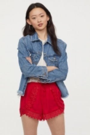  Pantalón corto con encaje 11.99 €