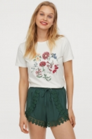  Pantalón corto con encaje 13.99 €