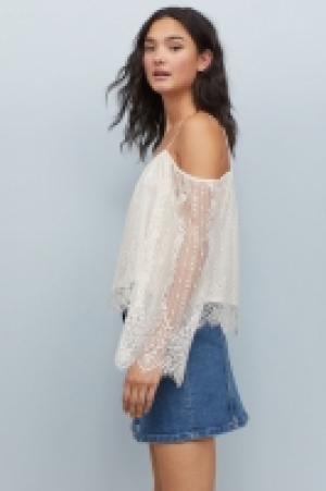  Blusa de encaje off-shoulder 16.99 €