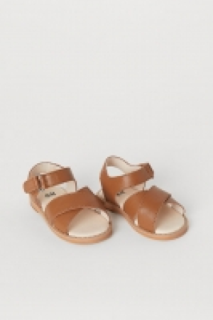  Sandalias de piel 17.99 €
