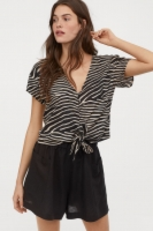  Blusa con nudo y escote en V 7.99 €