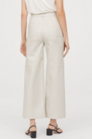  Pantalón en piel sintética 48.99 €