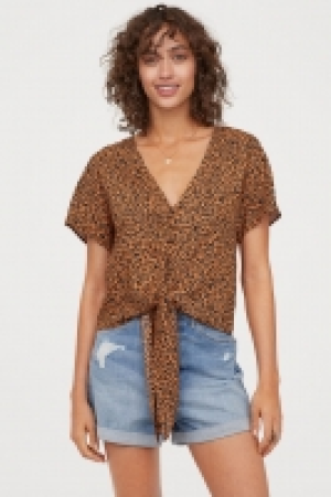  Blusa con nudo y escote en V 12.99 €