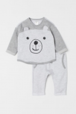  Camiseta y pantalón 8.99 €