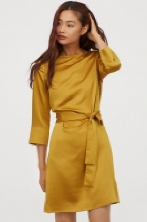  Vestido con cinturón de anudar 17.99 €