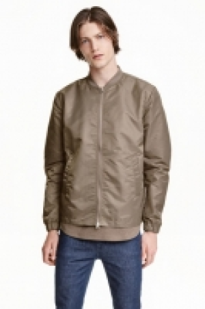  Cazadora bomber en satén 29.99 €