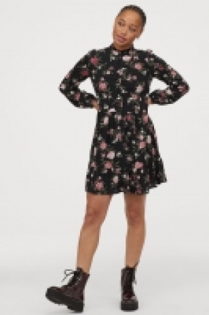  Vestido con cuello elevado 17.99 €
