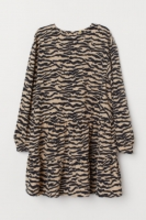 HM   Vestido oversize con volantes
