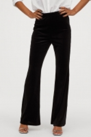  Pantalón acampanado de punto 10.99 €