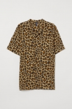 HM   Camisa con cuello abierto