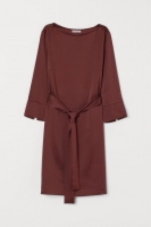  Vestido con cinturón de anudar 17.99 €