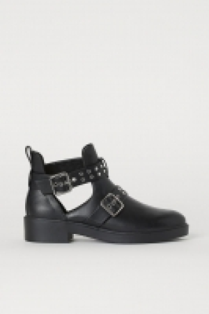 HM  Botas con laterales abiertos