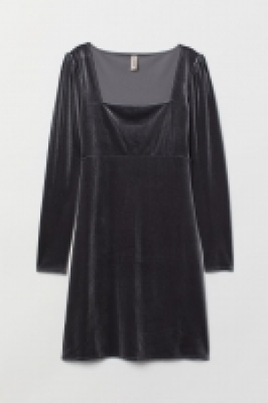 HM  Vestido corto de terciopelo