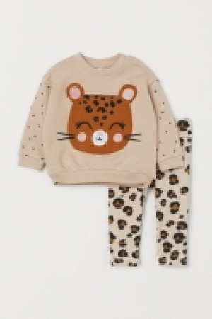 Sudadera y leggings 10.99 €