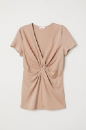 Camiseta con detalle de nudo 9.99 €