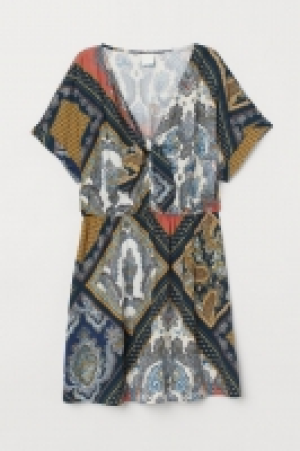 Vestido con lazada en escote 10.99 €