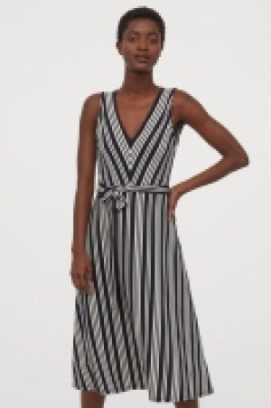 Vestido con cinturón de anudar 9.99 €