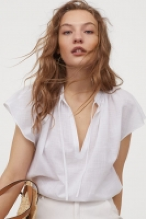 Blusa de algodón con lazada 9.99 €