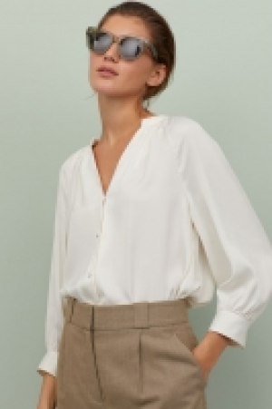 Blusa de satén con escote en V 14.99 €