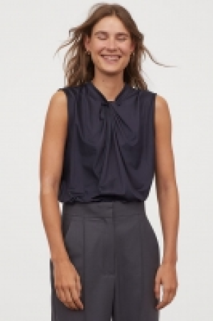 Top con detalle de nudo 6.99 €