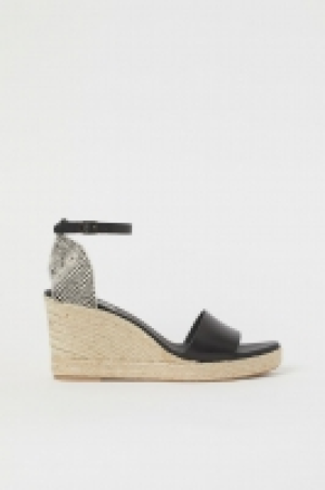 Sandalias de piel con cuña 32.99 €