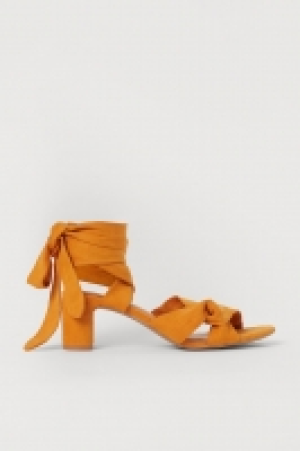 Sandalias con tiras de anudar 12.99 €