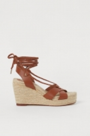 Sandalias de piel con cuña 23.99 €