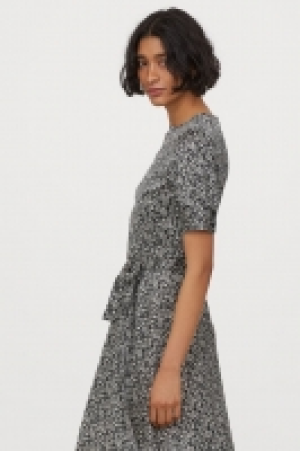 Vestido con cinturón de anudar 12.99 €