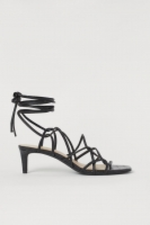 Sandalias con tiras lazadas 24.99 €
