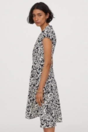 Vestido con escote de pico 10.99 €