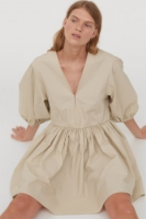 Vestido con escote de pico 39.99 €