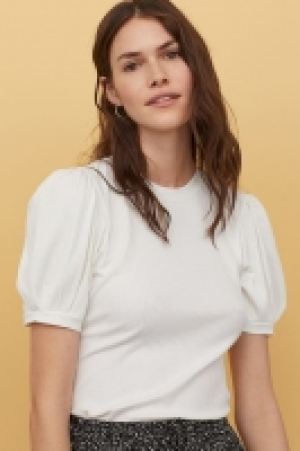 Top de canalé con mangas puffy 4.99 €