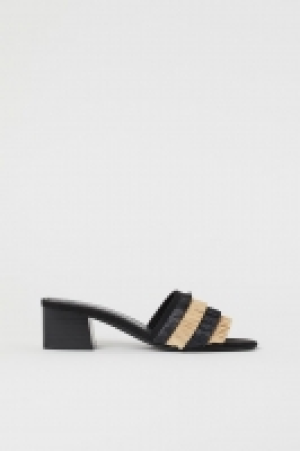 Sandalias abiertas con flecos 17.99 €