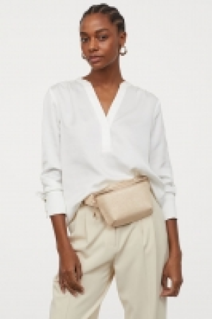 Blusa de satén con escote en V 12.99 €