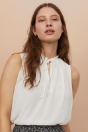 Blusa con detalle fruncido 10.99 €