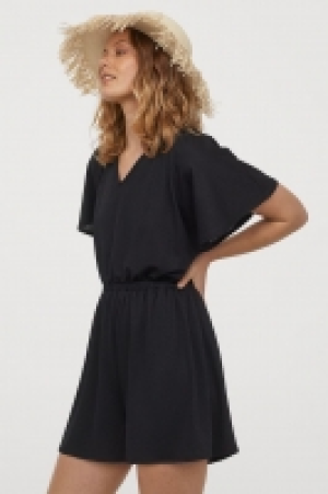 Mono corto con escote de pico 12.99 €