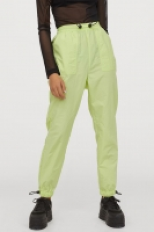 Pantalón de nailon 10.99 €