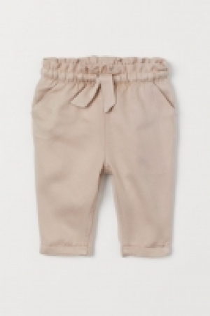 Pantalón con bajos vueltos 9.99 €