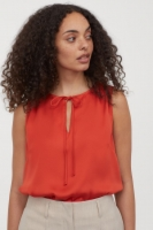 HM  Blusa en satén con lazada
