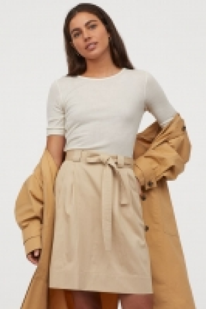 Falda con cinturón 15.99 €