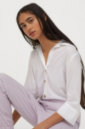 Camisa con escote en V 10.99 €