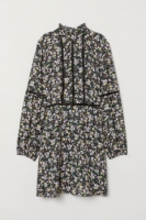 Vestido con cuello de volante 20.99 €
