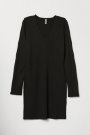 Vestido de punto escote en V 13.99 €