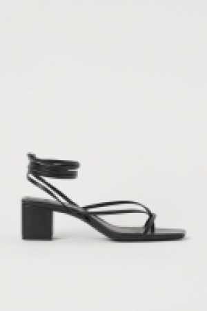 Sandalias con tiras de anudar 17.99 €