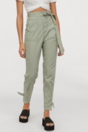 Pantalón con cinturón anudado 10.99 €